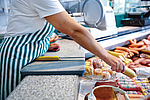 Arbeiten an der Wursttheke