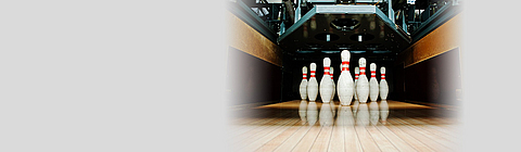 Blick auf eine Bowlingbahn.