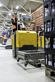 Rollbarer Metallrahmen - hier auf einem Hubwagen - ermöglicht das Umsetzen von halben Paletten
