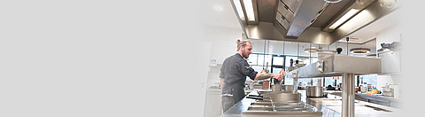 Koch arbeitet in einer großen Küche