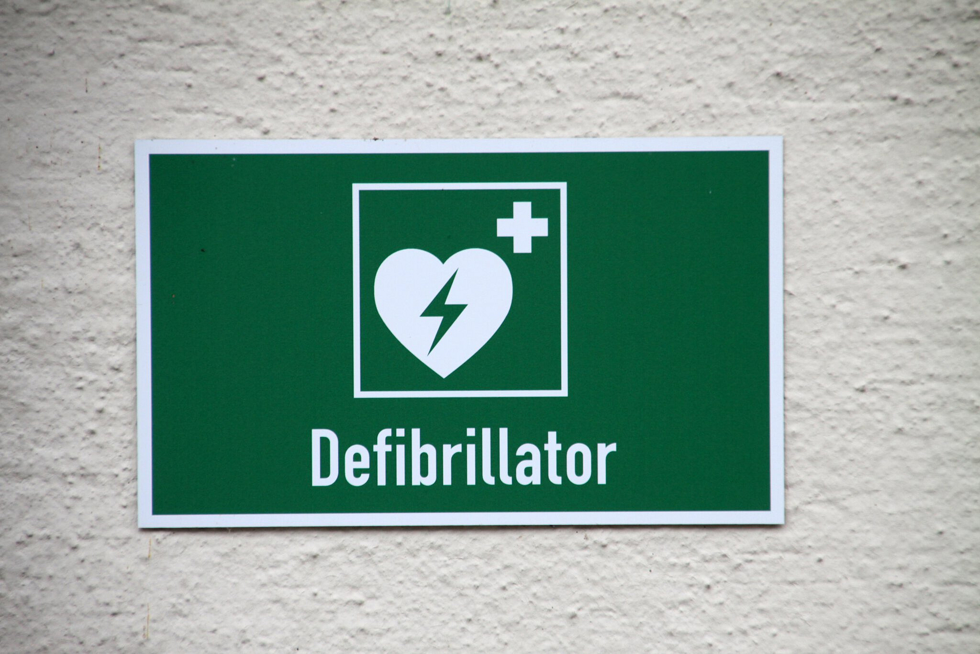 Schild weist auf Defibrillator hin