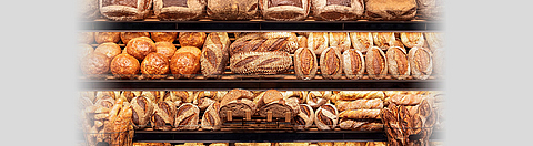 Backwaren in Auslage beim Bäcker
