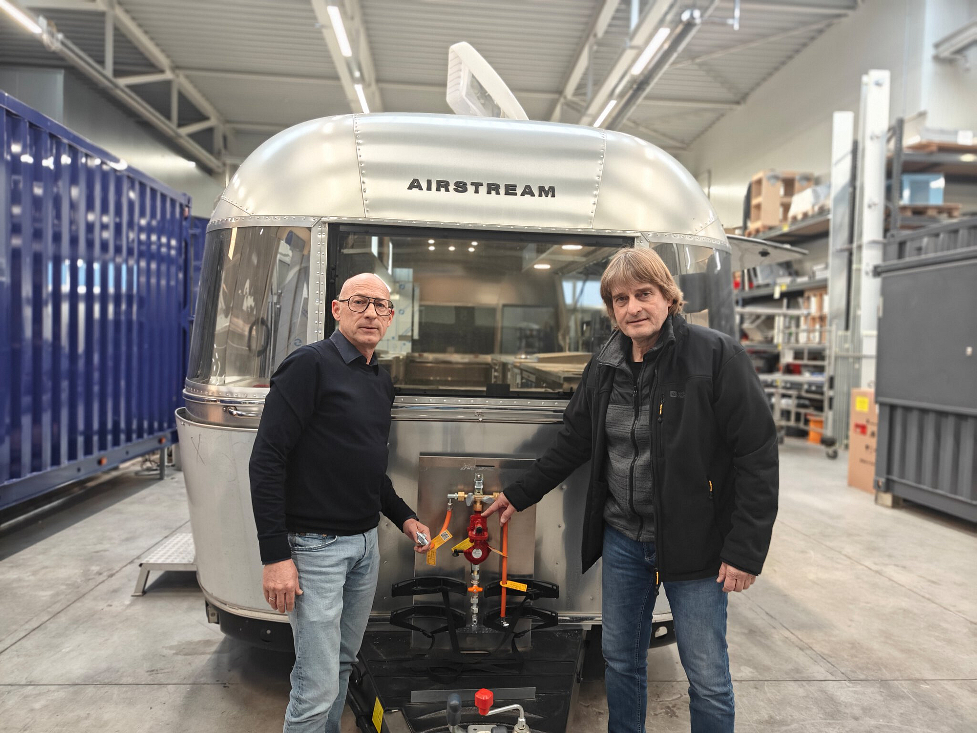 Rolf Schwebel und Thorsten Burggraf vor einem Foodtruck