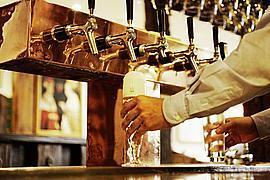 Getränkeschankanlage: Mann zapft Bier