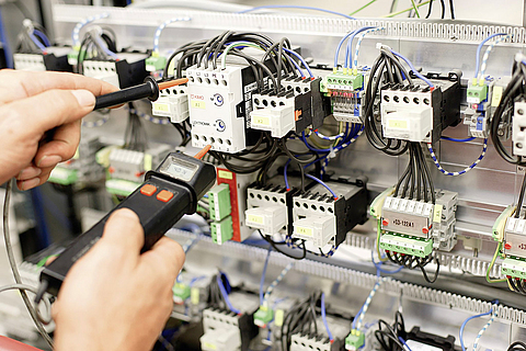 Eine Elektrofachkraft überprüft die elektrische Anlage