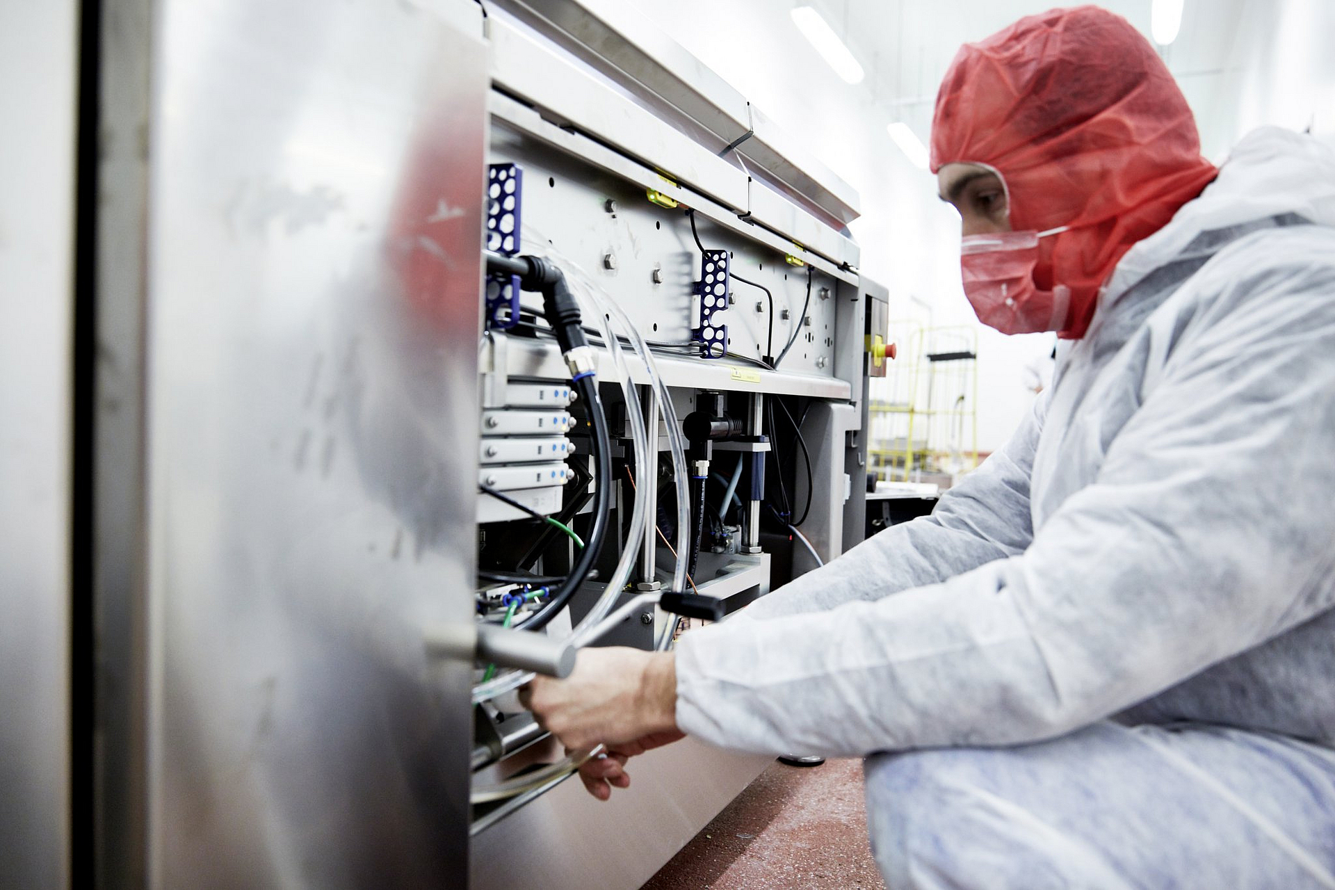 Reparaturen mit speziellem Werkzeug und Schutzanzug