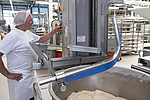 Bäcker bedient die Maschine Bottich-Hebekipper mit Ausschaber
