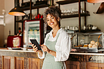 Unternehmerin mit einem digitalen Tablet in ihrem Café