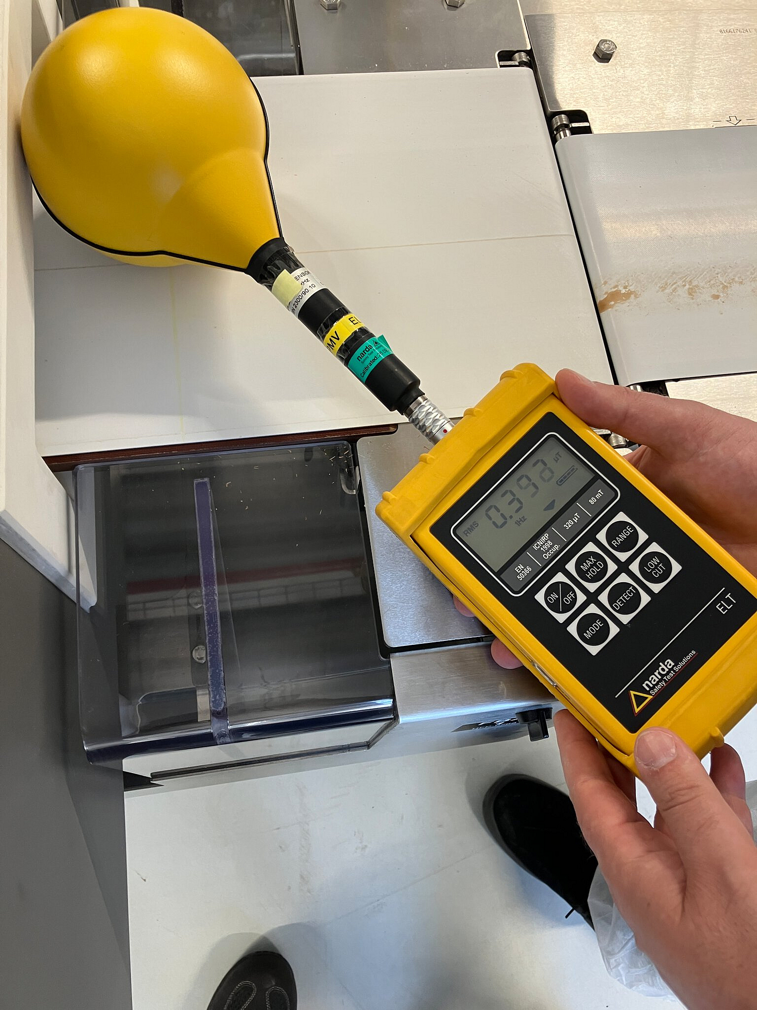 Messgerät für elektromagnetische Felder zwischen 1 Hz und 400 kHz