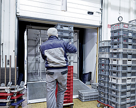 Lieferant bereitet Transport vor