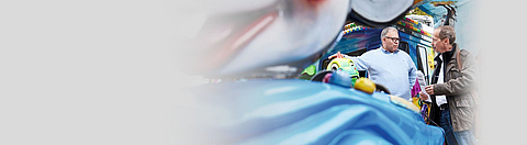 Unternehmer eines Schaustellerbetriebes im Gespräch mit einer KPZ-Sicherheitsfachkraft