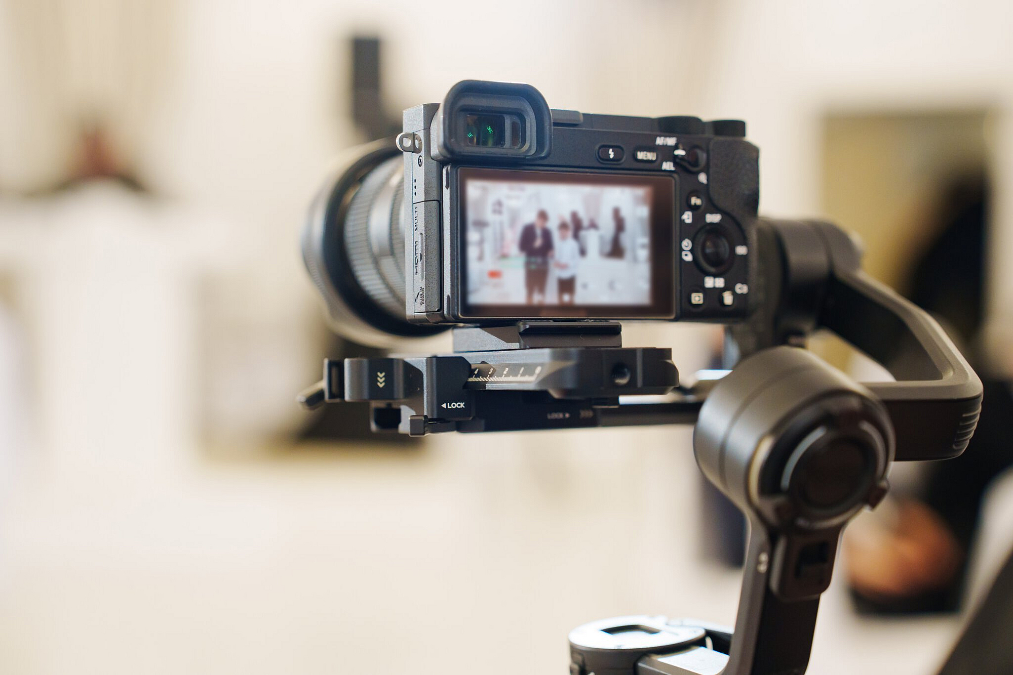 Eine professionelle schwarze Kamera für Fotos und Videos