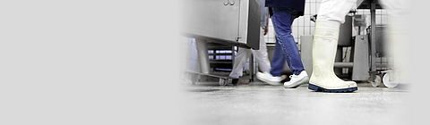 Fußboden mit Personen, die unterschiedliches Schuhwerk tragen