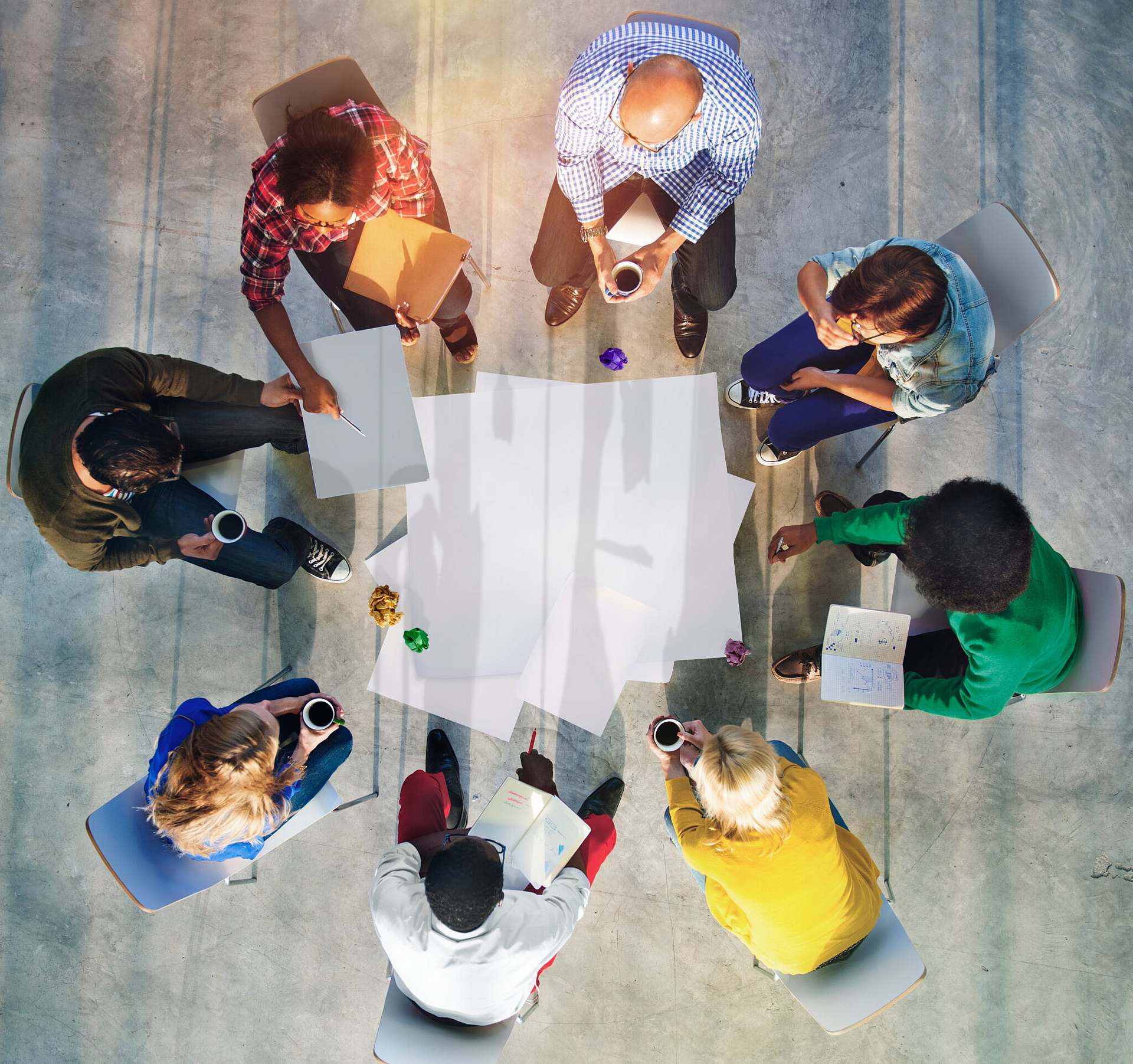 Mitarbeiter sitzen im Kreis und besprechen ein Projekt