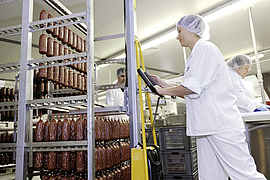 Präventionspreis 2014 Firma Steinhaus: Mtabreiter schibt einen Rauchwagen mit einer Schiebehilfe