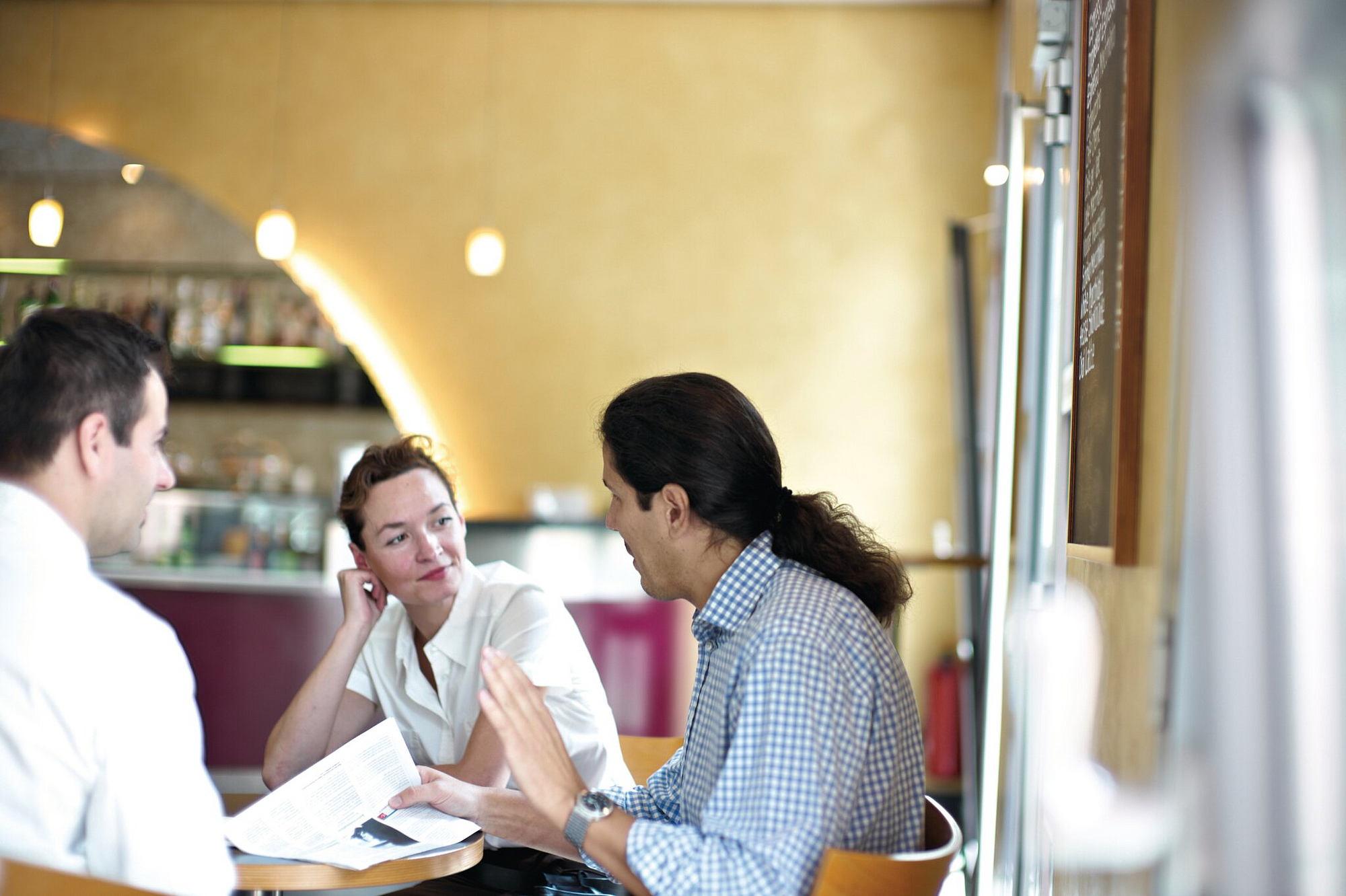 Gaststätten-Team im Gespräch