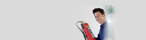 Mann hält Feuerlöscher in der Hand