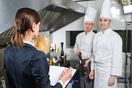  Einweisung des Restaurantleiters an sein Küchenpersonal in der Großküche