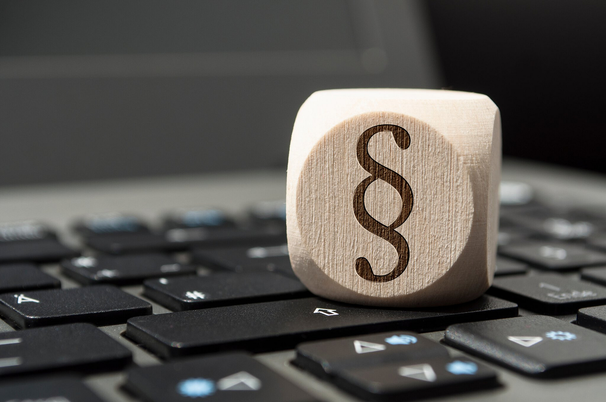 Würfel auf Tastatur mit Paragraph Recht