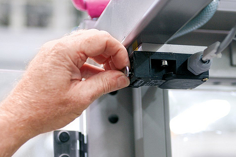 Manipulation an Schutzeinrichtungen