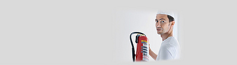 Bäcker hält Feuerlöscher in der Hand