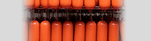 Wurtstwaren in einem Gestell hängend