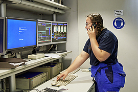 Frau telefoniert in der Schaltwarte