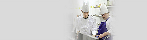 Zwei Köche bei der Arbeit