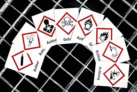 GHS-Gefahrstoffsymbole aufgereiht