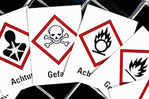 GHS-Gefahrstoffsymbole aufgereiht