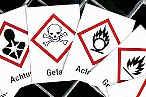 GHS-Gefahrstoffsymbole aufgereiht