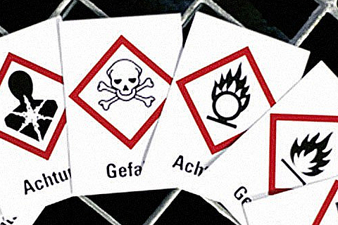GHS-Gefahrstoffsymbole aufgereiht