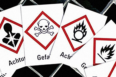 GHS-Gefahrstoffsymbole aufgereiht
