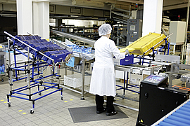 Wagen mit Packstoff kann individuell auf die jeweilige Größe der Mitarbeiterin  eingestellt werden