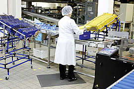 Wagen mit Packstoff kann individuell auf die jeweilige Größe der Mitarbeiterin  eingestellt werden