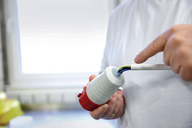 Mitarbeiter zeigt auf ein defektes Elektrokabel