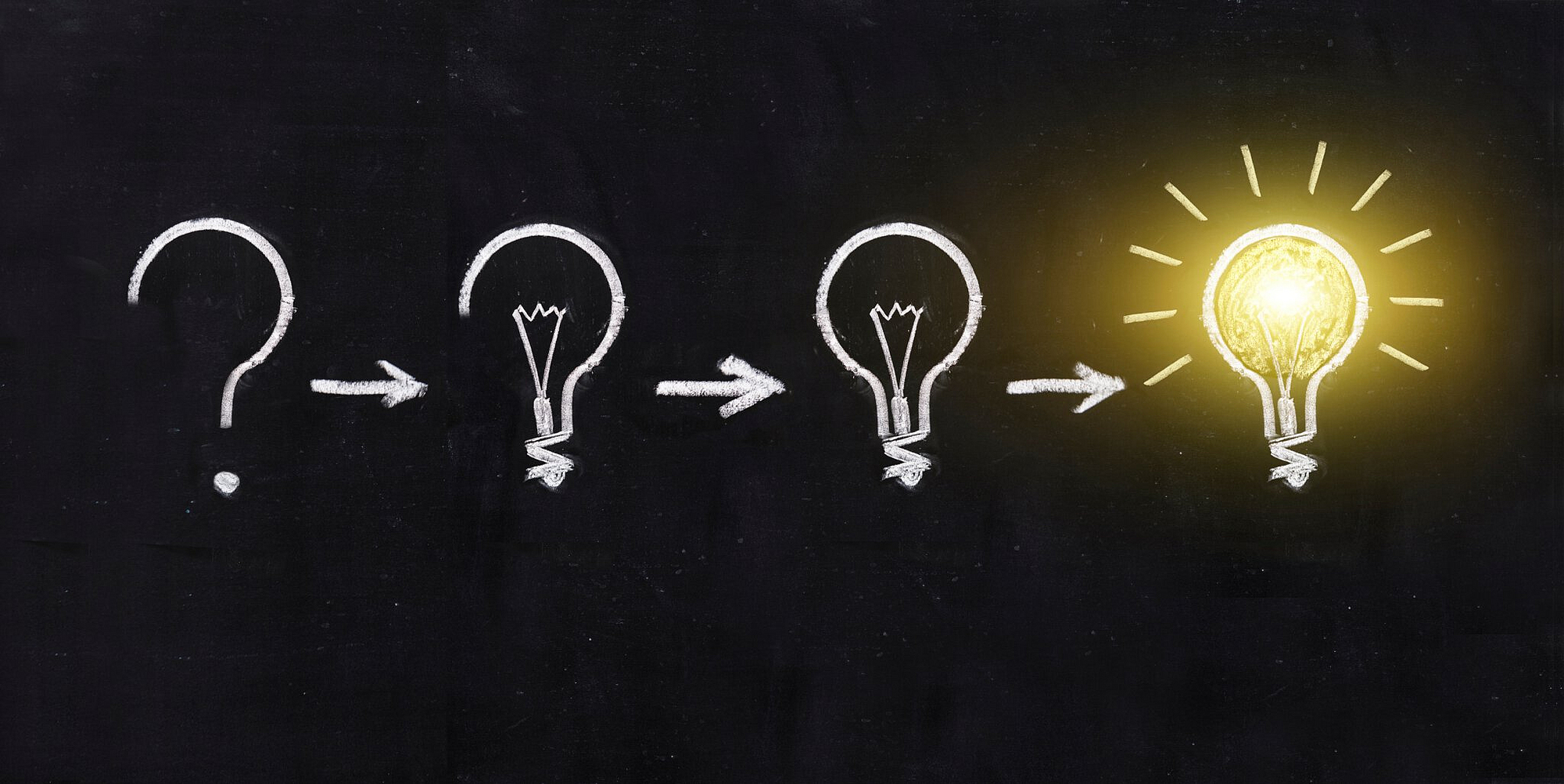 Auf einer Tafel gezeichnete Schwarzweiß-Glühbirne angefangen mit einem Fragezeichen