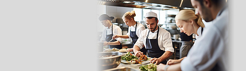 Küchenteam arbeitet gemeinsam in einem Restaurant