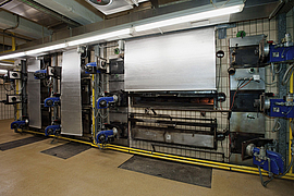 Hitzeschutzrollo vor einem Backofen