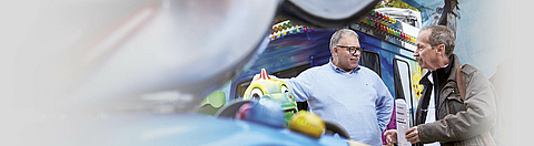 Schausteller im Gespräch mit Sicherheitsfachkraft