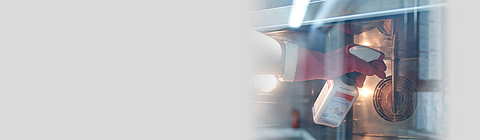 Reinigungsmittel wird auf ein Geräte aufgetragen.