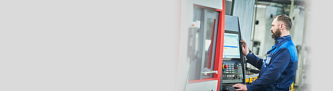 Produktionsmitarbeiter arbeitet an einer Maschine