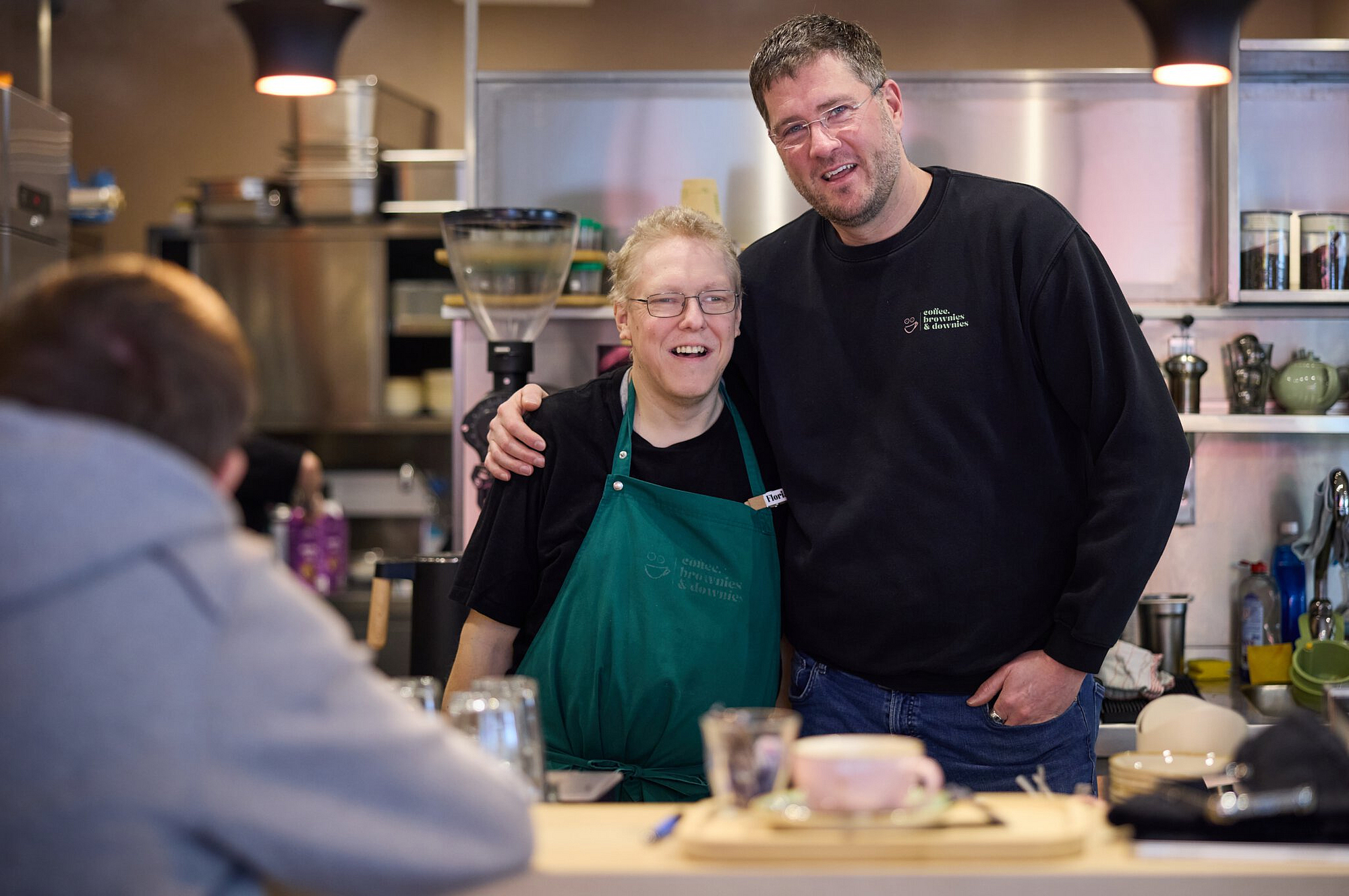 Florian Russ (links) und Caféinhaber Max C. Luscher (rechts)  bei Coffee, Brownies and Downies