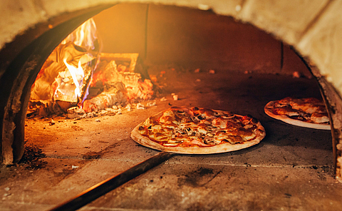 Pizzen wird im Holzofen gebacken