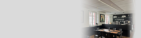 Gaststätte mit Schallabsorbern an der Decke