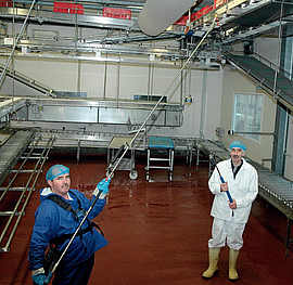 Zwei Mitarbeiter vor Reinigungsarbeiten mit einer verlängerten Reinigungslanze, um auch höhere Stellen bequem zu erreichen