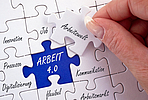Arbeit 4.0 - Veränderung im Arbeitsmarkt durch Digitalisierung und Fortschritt, Hand mit Business Puzzle Arbeitswelt