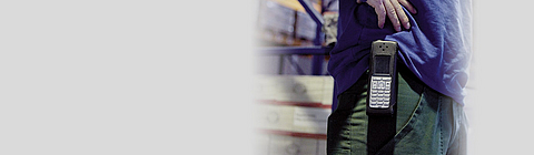 Mitarbeiter mit Personennotsignaleinrichtung am Gürtel