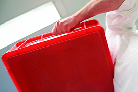 Koch trägt eine Kiste