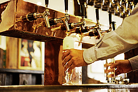 Getränkeschankanlage: Mann zapft Bier